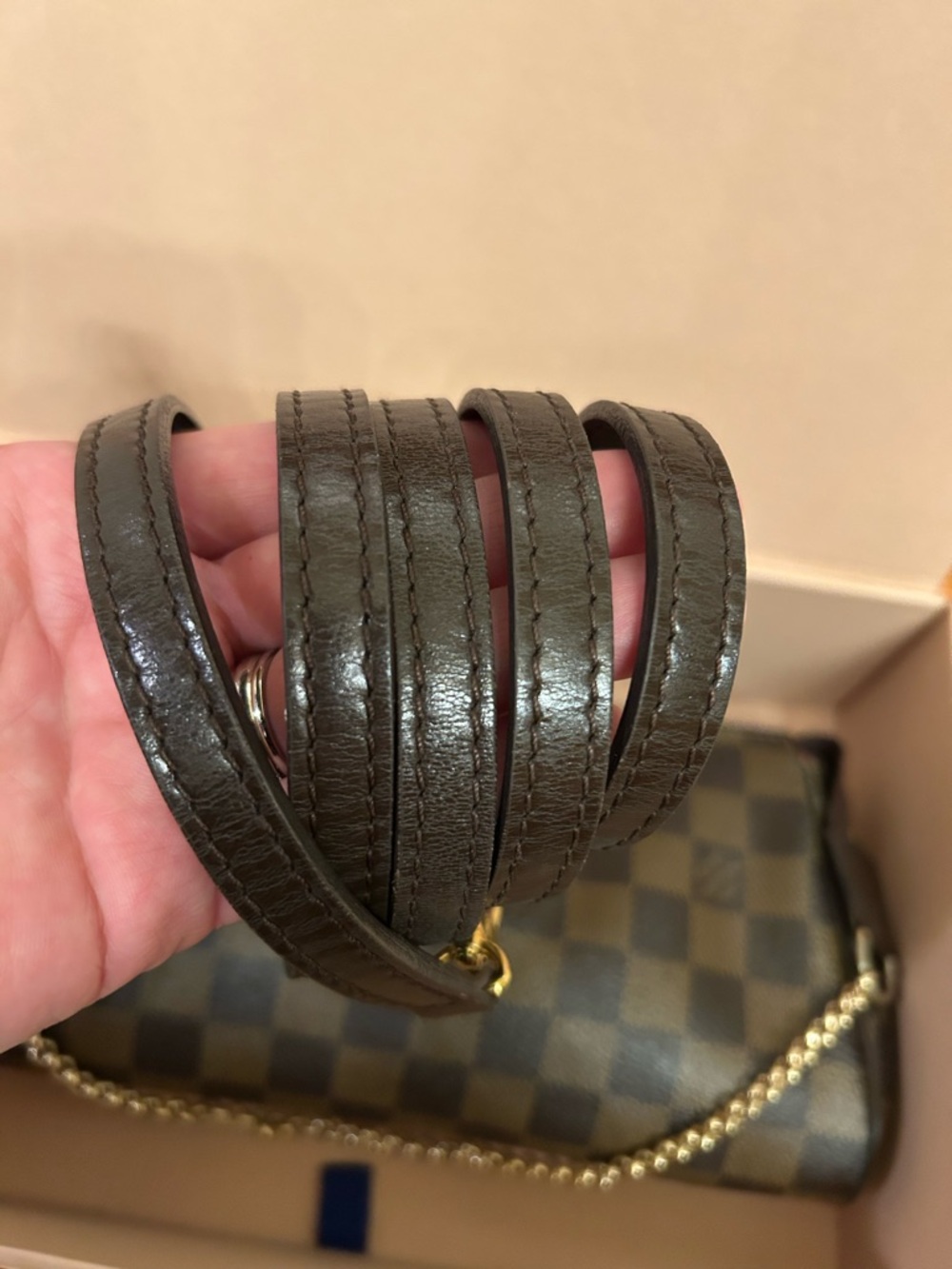 Louis Vuitton Damier Crossbag - Picture 3 of 16